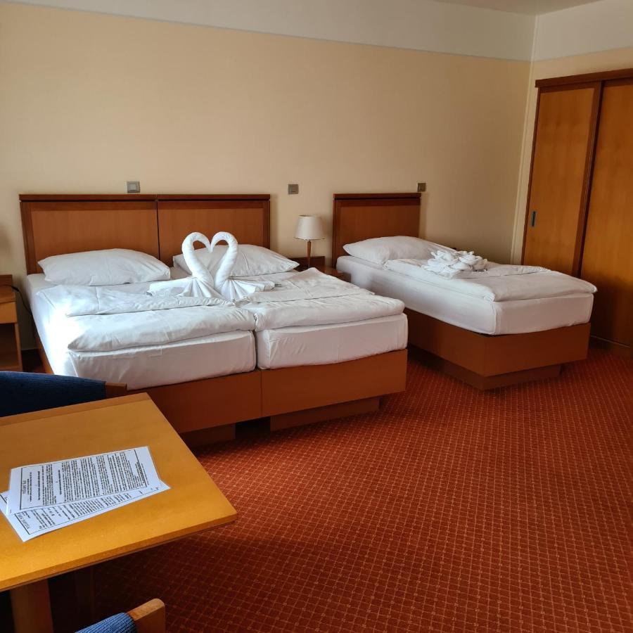 Hotel Slovan Jesenik Bagian luar foto