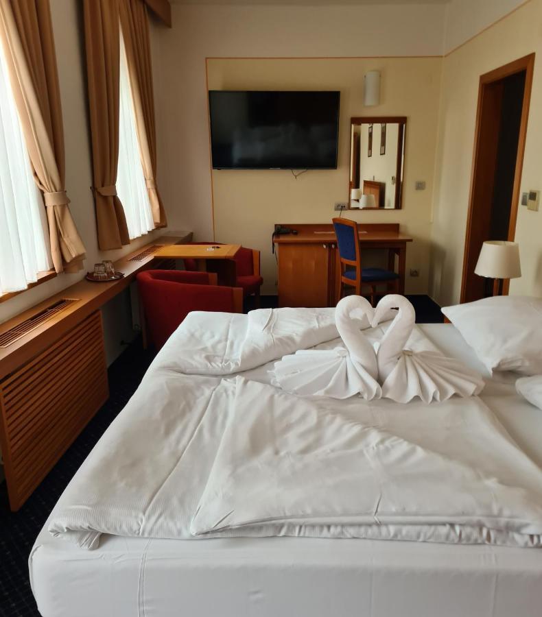 Hotel Slovan Jesenik Bagian luar foto