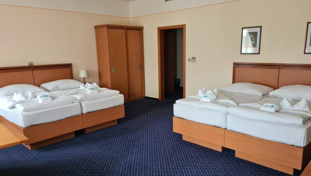 Hotel Slovan Jesenik Bagian luar foto