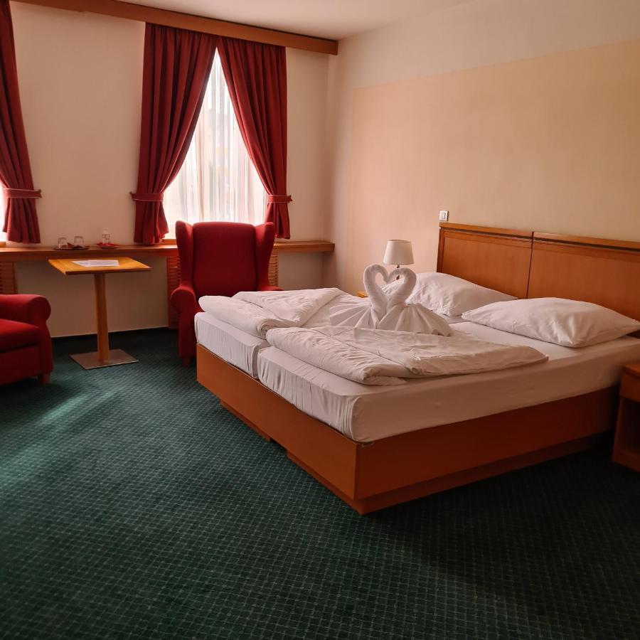 Hotel Slovan Jesenik Bagian luar foto