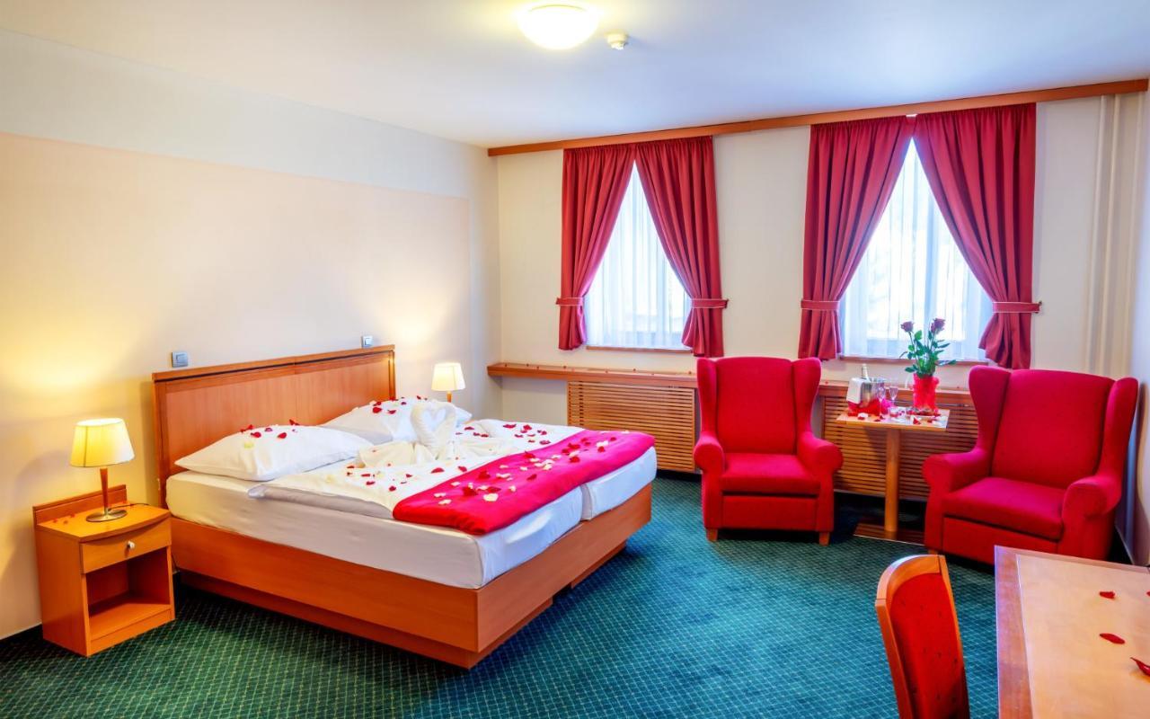 Hotel Slovan Jesenik Bagian luar foto