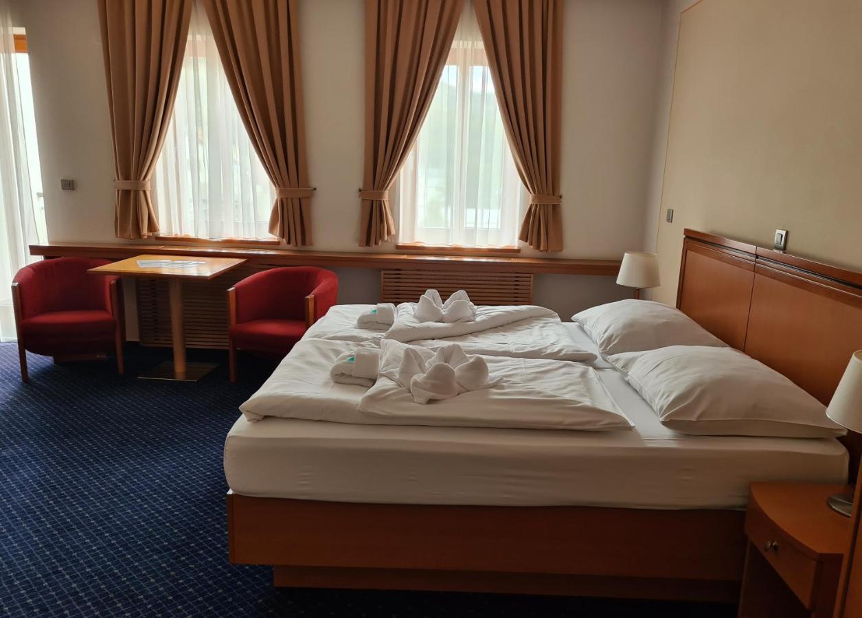 Hotel Slovan Jesenik Bagian luar foto