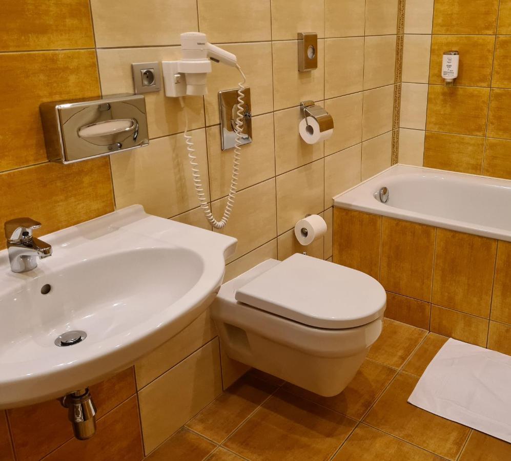 Hotel Slovan Jesenik Bagian luar foto