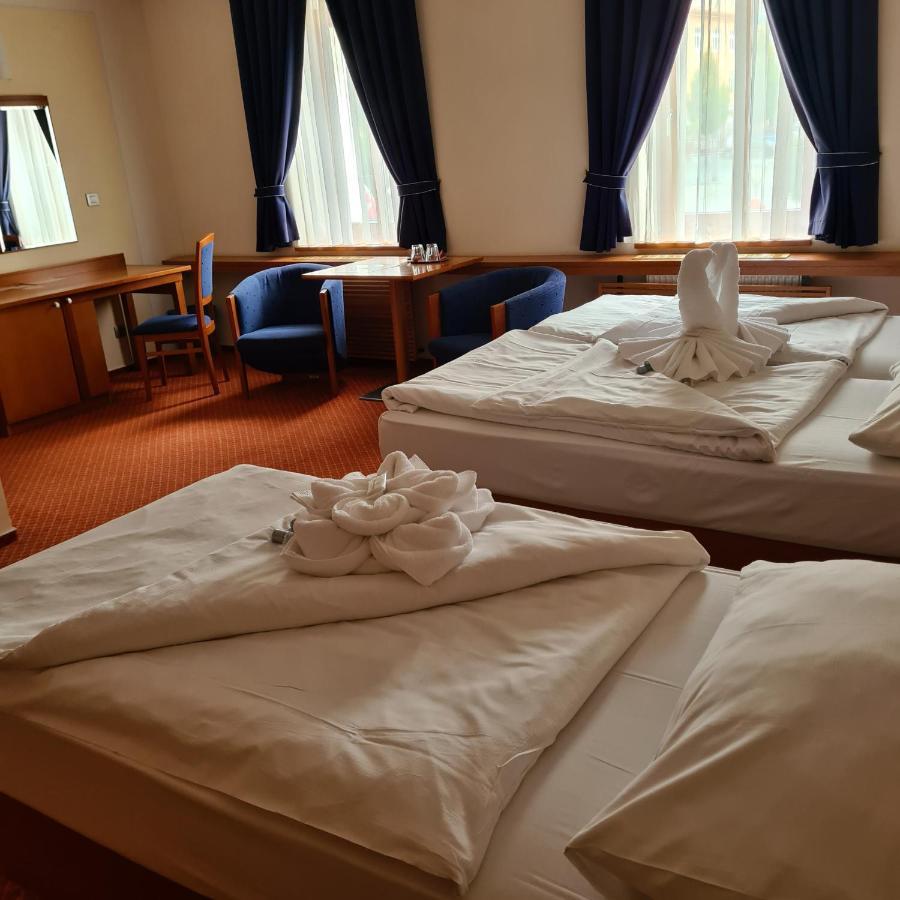 Hotel Slovan Jesenik Bagian luar foto