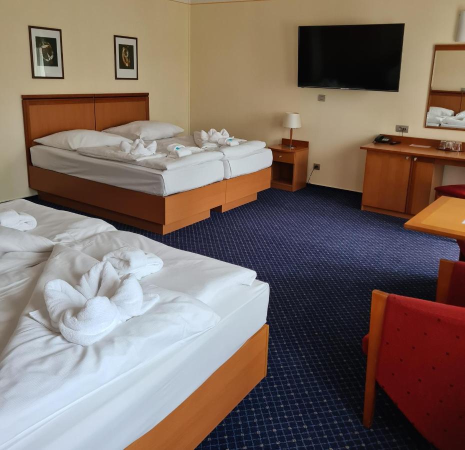 Hotel Slovan Jesenik Bagian luar foto