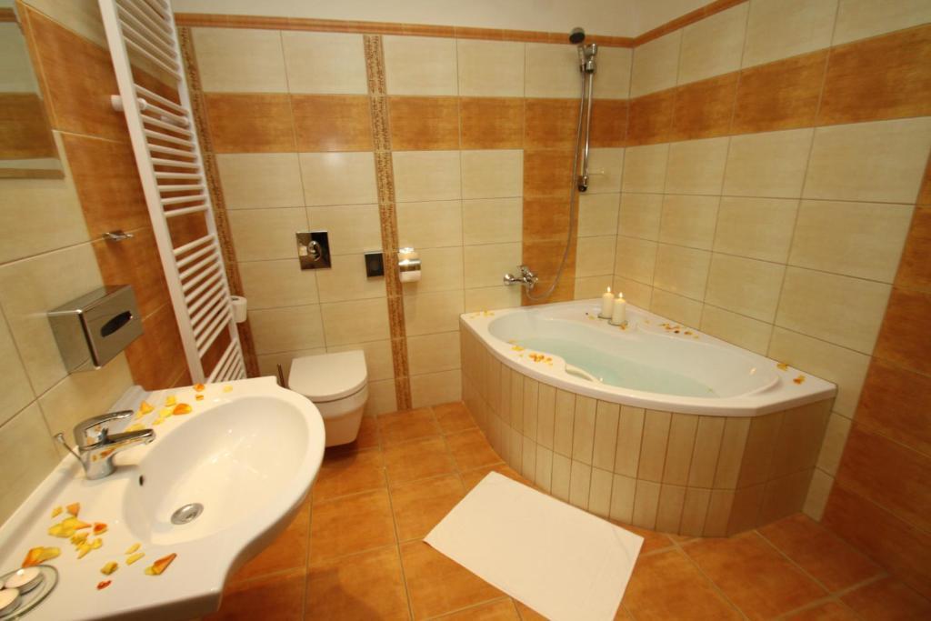 Hotel Slovan Jesenik Bagian luar foto