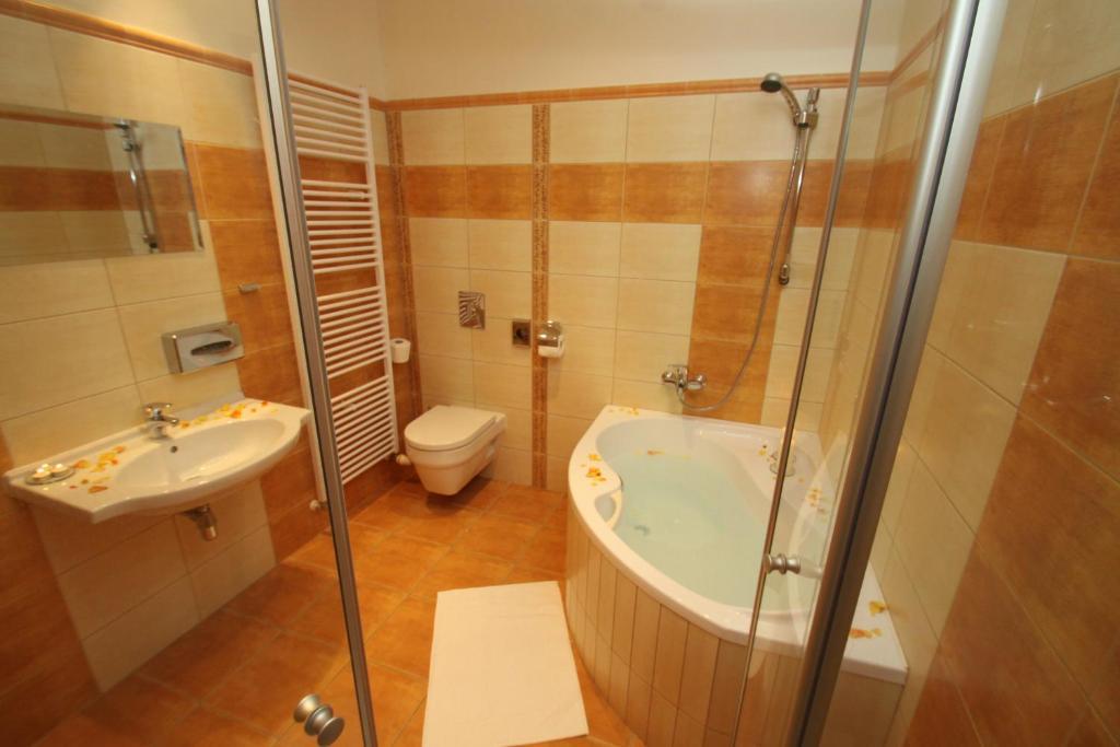 Hotel Slovan Jesenik Bagian luar foto