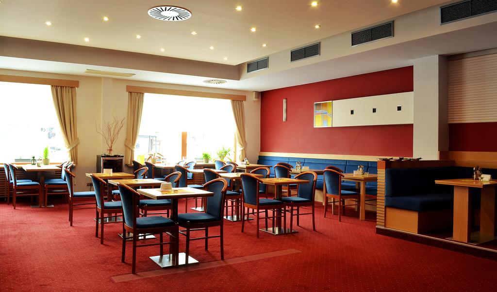 Hotel Slovan Jesenik Bagian luar foto